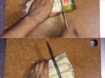 step5: 金菇連袋切去根部，洗淨切段備用