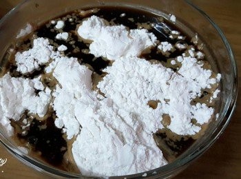 step3: 把已放涼的黑糖水和薑汁直接倒進糯米粉中