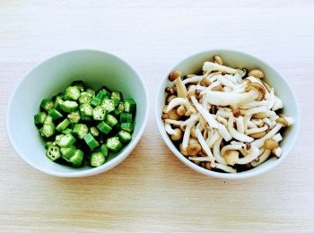 step2: 燒紅油鑊，加入意粉，略炒，盛起。
將秋葵洗淨切粒，備用。