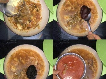 step7: 之後加水，再下韓國辣椒醬、麵豉醬、泡菜汁煮沸