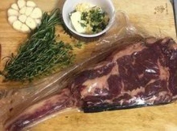 step1: 香草洗淨瀝乾；蒜頭對切，留下完整的一半，另一半切成蒜末，與無鹽奶油和百里香葉微波1分鐘後混勻。