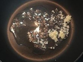 step6: 炒鍋加熱後放油，炒香蒜末，