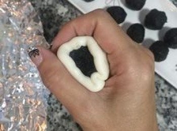 step14: 用虎口慢慢收口後捏緊並揉圓；