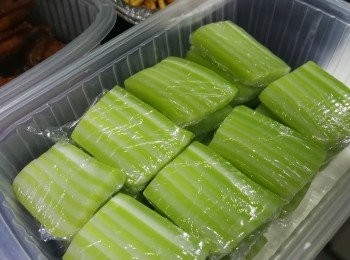 step1: 綠色粉漿👉👉木薯粉 150g ，沾米粉 20g，砂糖 120g，椰汁200ml，班蘭汁 100g(水110g+班蘭葉5片,用攪拌機打汁,隔渣留汁)