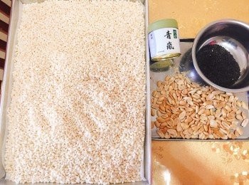 step1: 脆米粒(Crispy Rice)可以買現成又可以自已整，買現成就最簡單。 
如果要自已整都得既，可以將白米(320g)洗淨同瀝乾後，白鍋炒約15至25分鐘，聽到米爆聲同試食下有無酥脆感即成。