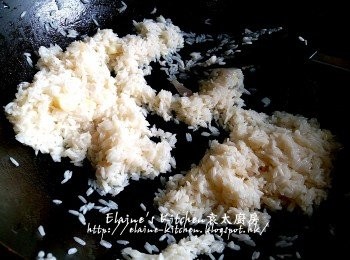 step8: 加少許鹽及1杯份量上湯拌勻炒至上湯收乾