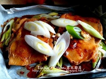 step16: 20分鐘後將錫紙取走 , 將<a href="https://bit.ly/2ZxapeY" target="_blank" data-keyword="雞扒" class="guide-link"><strong>雞扒</strong></a> <span style="display:inline-block;vertical-align:middle;margin-top:-3px;color:initial;border-radius:3px;padding:2px 3px;font-size:12px;line-height:14px;background:#87d300;color:#fff;">即買</span> 反轉(雞皮向上) , 再放上剩餘的一半京蔥