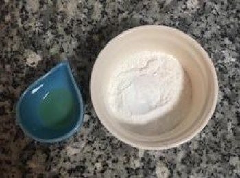 step5: 煮水時先秤好額外的水磨糯米粉和油備用；