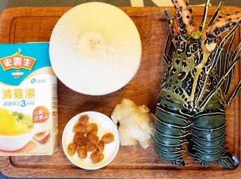 step1: 起出椰青肉及把椰青水倒入鍋中， 加入圓肉、薑 、雞湯煮十分鐘