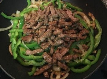step8: 大火翻炒後放入剛炒過的牛肉絲，一起大火炒勻。