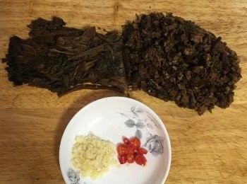 step7: 滷豬肉時，取出浸軟的梅干，再次洗淨後擰乾水份，去硬梗後切成細末；另外3瓣蒜頭切末，辣椒去籽切小塊；