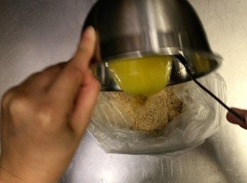 step3: 之後將溶化牛油倒入膠袋內跟消化餅搓勻