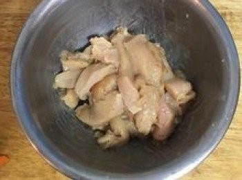 step3: 將醃料與雞柳抓勻備用；