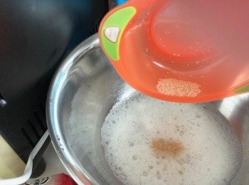 step6: 加一半糖及檸檬汁入蛋白，以中至高速打發蛋白，約一分鐘後加入