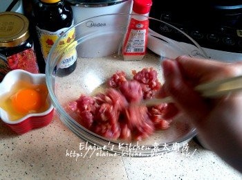 step1: 梅頭豬肉切條再切粒後剁碎 , 放入大碗內加入<span class="group_2">醃料</span>拌勻先靜待30分鐘