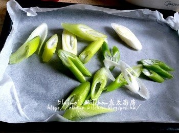 step12: 焗盆放上焗爐紙 , 放上一半份量京蔥