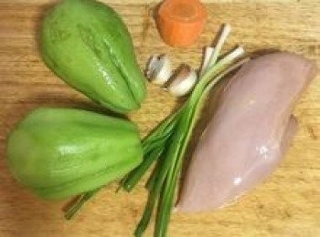 step1: 佛手瓜洗淨削皮；蔥洗淨備用；<a href="https://bit.ly/3EZL8dD" target="_blank" data-keyword="雞胸" class="guide-link"><strong>雞胸</strong></a> <span style="display:inline-block;vertical-align:middle;margin-top:-3px;color:initial;border-radius:3px;padding:2px 3px;font-size:12px;line-height:14px;background:#87d300;color:#fff;">即買</span> 洗淨後擦乾；