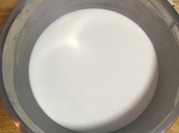 step2: 粉內放入鹽與白胡椒粉和水拌勻；