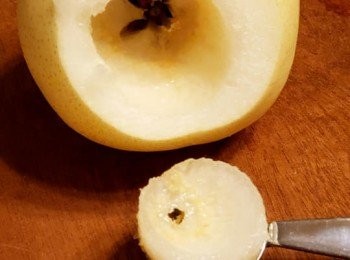 step2: 雪梨切去底部， 去掉中間的心， 去皮備用