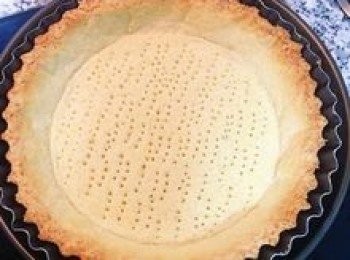 step13: 烤好後的派皮，略放涼就可以輕敲一下模具，派皮就可以輕鬆去模。接著放涼。