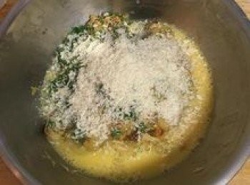 step10: 略拌涼後，加入麵包粉、巴西里葉和蛋液；