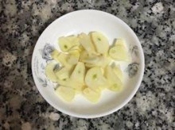 step2: 蒜頭去皮後切片；