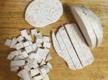 step3: 芋頭切丁，不要太小，以免煮一煮都溶化了。蝦米略切。