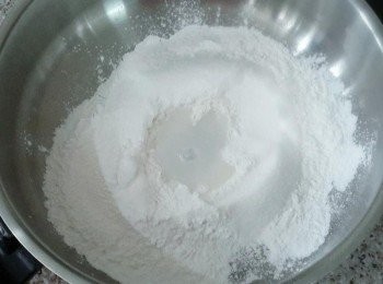 step1: 先煮沸150毫升水，下糖拌勻，煮至糖溶化。將餡料分成小份，搓圓備用