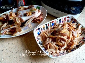 step11: 雞稍為待涼20分鐘後用手慢慢將雞肉撕成絲 , 雞汁加入<span class="group_2">調味料</span>拌勻