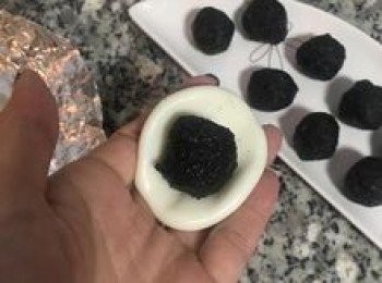 step13: 取一顆皮，捏成碗狀，放入芝麻球；