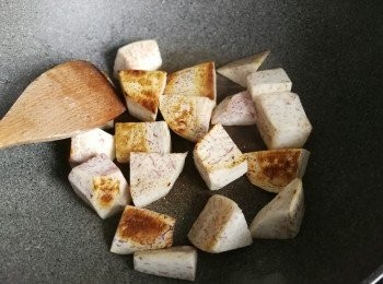 step2: 芋頭切塊，落鑊煎至兩面金黃色後取出備用。