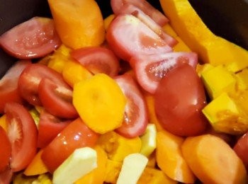 step2: 先把南瓜及甘筍去皮切件，蕃茄及粟米切件，預備四片薑片，<a href="https://bit.ly/3ANJVUp" target="_blank" data-keyword="豬展" class="guide-link"><strong>豬展</strong></a> <span style="display:inline-block;vertical-align:middle;margin-top:-3px;color:initial;border-radius:3px;padding:2px 3px;font-size:12px;line-height:14px;background:#87d300;color:#fff;">即買</span> 洗乾淨切件備用