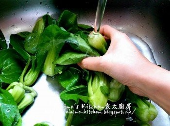 step5: 期間將小棠菜加少許鹽 , 再加水浸過面靜待10分鐘 , 用水沖洗乾淨後切碎