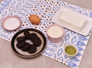 step1: 將4塊朱古力餅入保鮮袋中壓成碎塊。