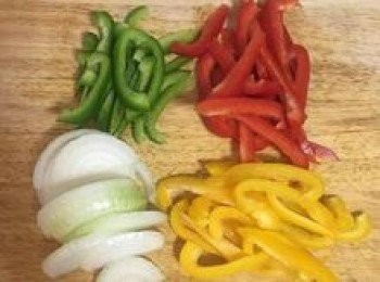 step1: 甜椒去梗去籽後洗淨瀝乾；洋蔥去皮洗淨；將甜椒和洋蔥都切絲；