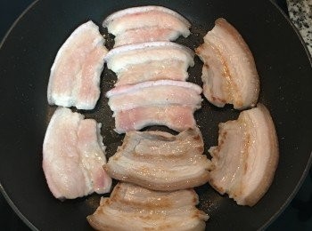 step3: 鍋燒熱，用餐巾紙抹點油，下五花肉煎到2面上色，鍋子太小的話就分次煎；