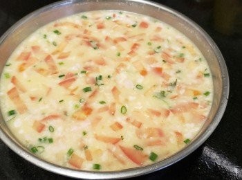 step4: 將雞蛋打好，再加水放入肉碎，番茄碎，蔥粒，芫茜碎攪拌好