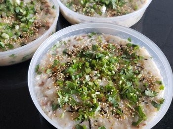 step17: 將糕盤掃少少油，再倒入蘿蔔糕，水滾計，隔水蒸 30 分鐘，如果是較高身的糕盤，則須要加長時間才可熟透，蒸好後放少少蔥粒，芫茜碎，芝麻，完成