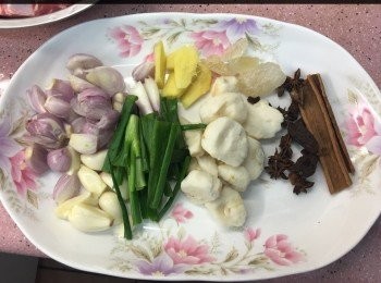 step2: 預備薑、蒜頭、乾蔥頭、蔥 、八角、桂皮、草果待用