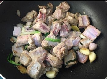 step6: ～將羊腩倒入鑊中炒至乾身
～加入胡椒粉麻油略炒
～倒入紹興酒略炒