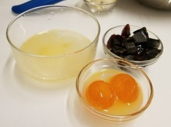 step2: 皮蛋烚熟切粒， 鹹蛋黃及蛋白分開備用