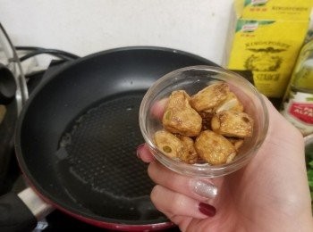 step4: 蒜頭炸至金黃色， 盛起備用