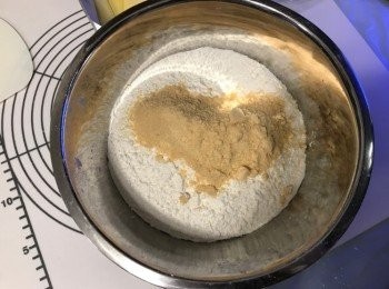 step1: 將低筋麵粉及吉士粉過篩，加入芝士粉拌勻