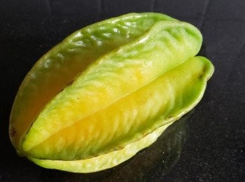 step1: 清洗後將楊桃邊刨去