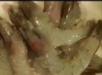 step4: 與此同時將5隻蝦放入一起煎，直至熟。而櫛瓜餅不且煎太久，只要有微微焦色即可。