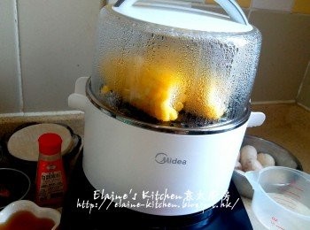 step1: 粟米切段 , 放入美的早餐機的蒸架上 , 蓋上蓋按>蒸 / 煮>功能 , 時間調至15分鐘