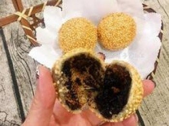 step22: 這樣炸出的芝麻球，內部空心，放冷也不會回縮或凹陷。