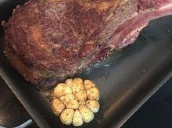 step4: 牛排翻面；蒜頭也翻面；