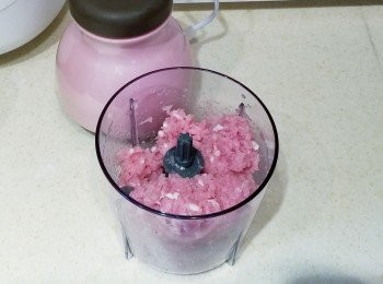 step1: 瘦肉攪碎，加已切粒肥肉。