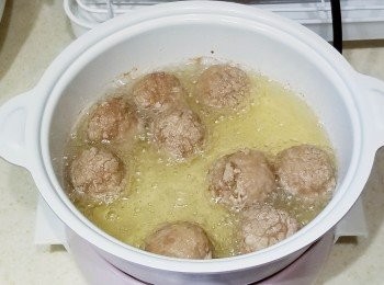 step5: 滾油至180度放肉丸，炸8分鐘至肉丸金黃。